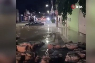 Meksika’da sel meydana geldi, araçlar mahsur kaldı, ev ve işyerlerini su bastı