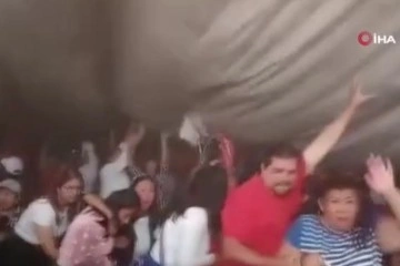 Meksika’da şiddetli rüzgara kapılan tente uçtu: 1 ölü, 26 yaralı