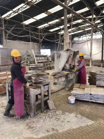 Mermer işçisi kadınlar ekmeklerini taştan çıkarıyor
