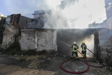 Mersin’de iş yeri yangını itfaiye ekiplerince söndürüldü

