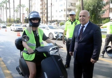 Mersin’de motosiklet sürücülerine kast dağıtıldı