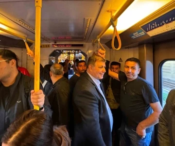 Metroda Başkan Tugay’ı görenler önce şaşırdı sonra fotoğraf çektirdi
