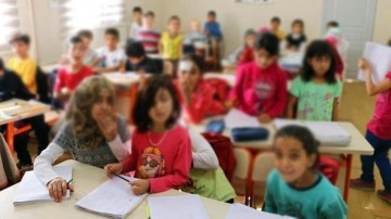 Milli Eğitim Bakanlığı'ndan Suriyeli ailelere cüzdan, havlu ve şemsiye hediyesi...
