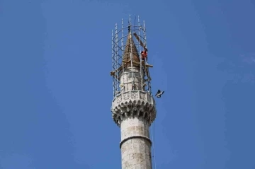 Minare tepesinde tehlikeli çalışma
