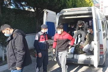 Minibüste 28 kaçak göçmen yakalandı
