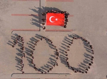 Minikler tek yürek oldu ‘100’ rakamı yazarak Türk bayrağı açtı
