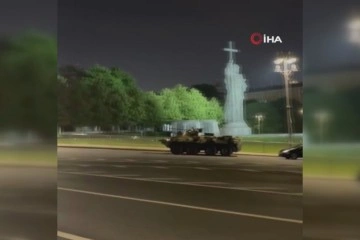 Moskova'da zırhlı araçlar sokaklara indi