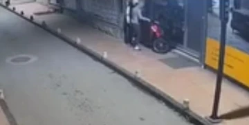 Motosiklet hırsızlığı kameraya yansıdı
