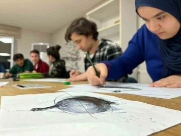 Muğla’da gençler sanat atölye çalışmalarında
