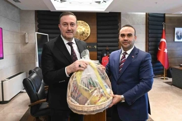 Muradiye OSB Başkanı Kıvırcık, Bakan Kacır’a çalışmalarını anlattı
