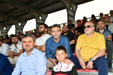 Murat Sancak ile Ahmet Cin, Pendikspor maçını taraftarla izledi
