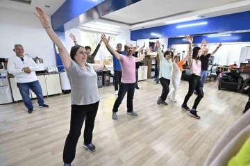 Muratpaşa’da 60 yaş üzerine modern dans eğitimi
