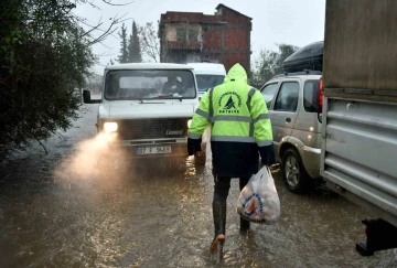 Muratpaşa’da aşevinden sel ve su baskını mağdurlarına sıcak yemek desteği
