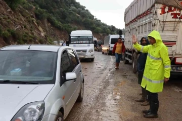 Nazilli’de sağanak yağış nedeniyle kapanan yollara anında müdahale
