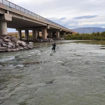 Nehirde mahsur kalan köpek kurtarıldı
