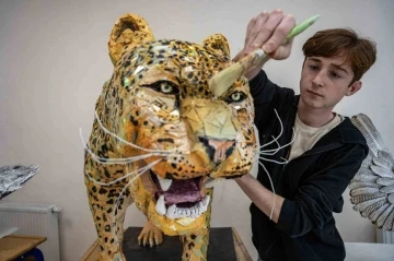Nesli tükenmekte olan 19 hayvanın atıklardan heykeli yapıldı
