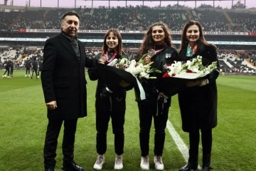 Nesrin Baş ve Ebru Dağbaşı'na, İstanbulspor maçı öncesinde çiçek takdim edildi