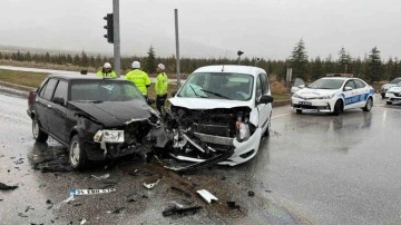 Niğde’de Trafik Kazası: 2 Kişi Yaralandı