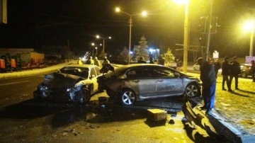 Niğde'de korkunç kaza! 3 otomobilin karıştığı zincirleme kazada, 7 kişi yaralandı
