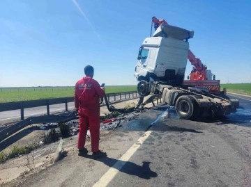 Nusaybin'de Tırın Bariyerlere Çarpması: Sürücü Yaralandı