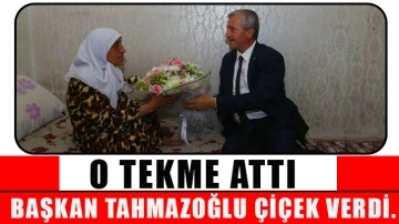 O tekme attı Başkan Tahmazoğlu çiçek verdi.