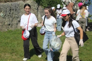 Öğrenciler, Dünya Çevre Günü’nde tarihi Yason Burnu’nda çöp topladı
