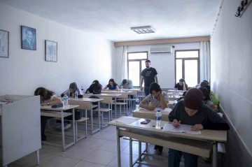 Öğrenciler YKS öncesi deneme sınavına girdi

