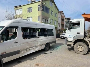 Okul Servis Minibüsü ile Kamyon Çarpıştı: 2 Öğrenci Yaralandı