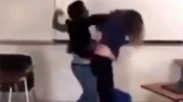 Okulda skandal! Öğretmen evinde öğrencisiyle cinsel ilişkiye girdi, onları kocası yakaladı