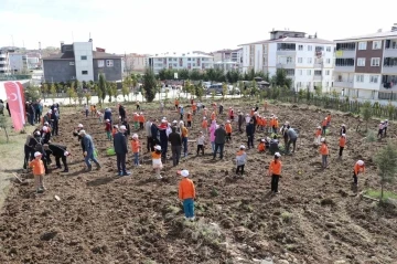 ’Okuldaki Çiftlik Projesi’: Meyve fidanları okul bahçesine dikildi
