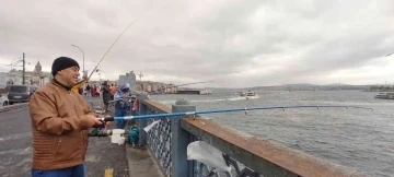 Olta balıkçıları bayramda Galata Köprüsü’ne akın etti
