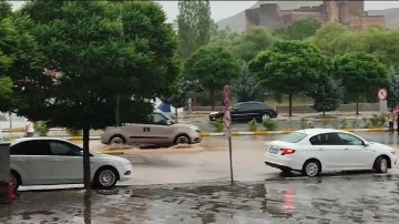 Oltu’da yağış etkili oldu, mazgallarda sular taştı
