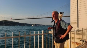 Omzundaki kedisi ile İstanbul’u karış karış gezdi
