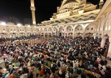 On Binlerce Vatandaş Şahinbey Millet Cami ve Külliyesi'nde Kadir Gecesi'ni İhya Etti