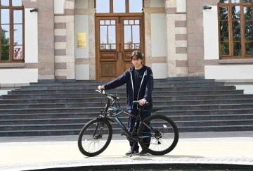 Örnek davranışıyla beğeni toplayan liseli gence Başkan Altay’dan bisiklet
