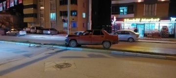 Osmancık İlçesinde Elektrik Direğine Çarpan Otomobil Kazası