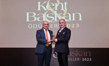 Osmaniye Belediye Başkanı Kadir Kara’ya başarı ödülü