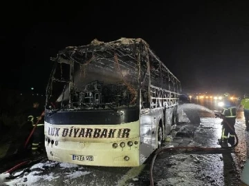 Osmaniye'de seyir halindeki yolcu otobüsü alev alev yandı