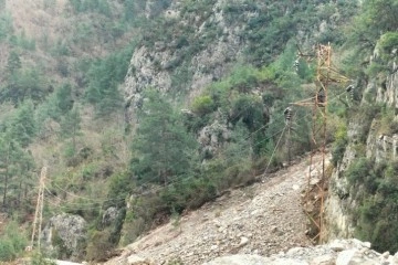 Osmaniye'de artçı depremler sonrası köy yolu kapandı