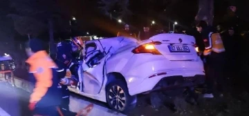 Otomobil ağaca çarptı: 4 yaralı 