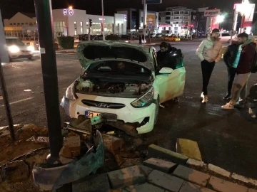 Otomobil direğe çarptı: 1 yaralı
