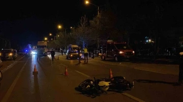 Otomobilin çarptığı motosiklet sürücüsü hayatını kaybetti
