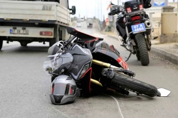 Otomobille çarpışan motosikletin sürücüsü kaskı sayesinde kazayı hafif sıyrıklarla atlattı
