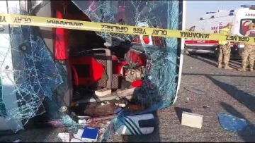 Otomobille çarpışan otobüs devrildi: 1 ölü, 14 yaralı
