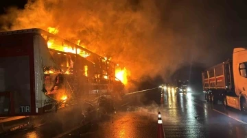 Otoyolda korkutan yangın: Pamuk yüklü tır alev alev yandı
