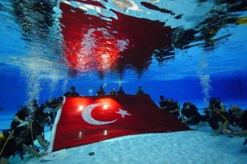 Özel bireyler suyun altında Türk bayrağını dalgalandırdı
