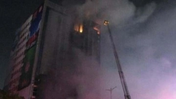 Pakistan'da 16 katlı binada yangın