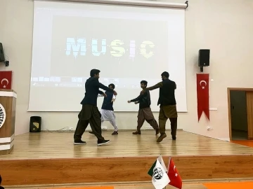 Pakistanlı öğrenciler ülkelerini şarkı ve geleneksel halk oyunları ile tanıttı
