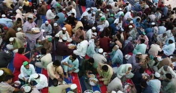 Pakistanlılar Ramazan'ın Gelişini Coşkuyla Kutladı