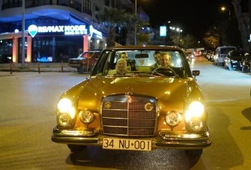 Pamukkale Adayı Pekdemir klasik otomobiliyle şehir turu attı
